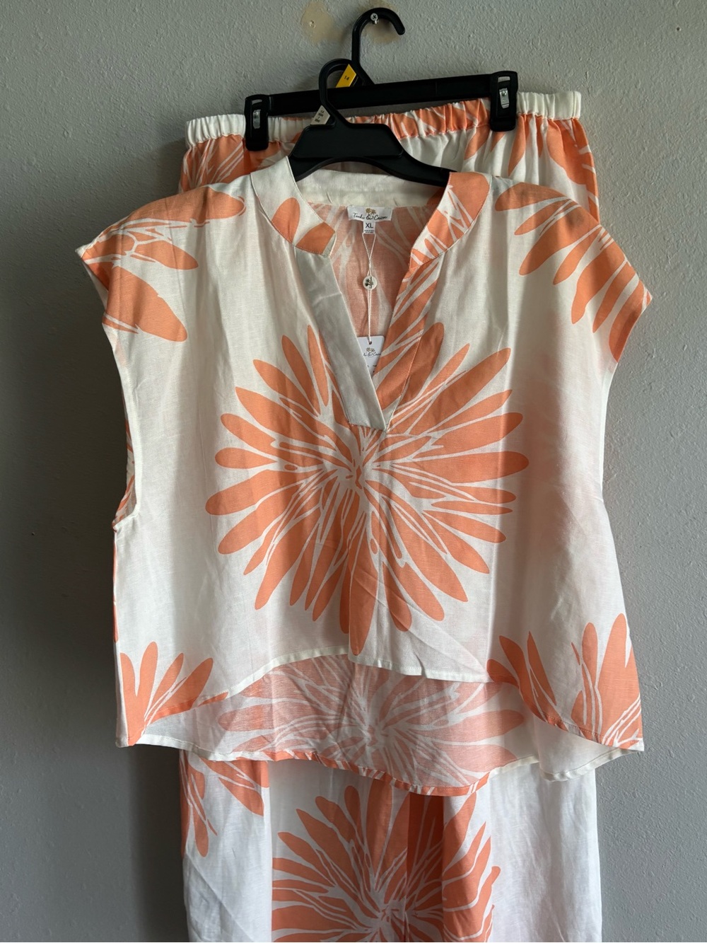 Women’s Floral Two-Piece Pantsuit - Peach & White - Picture 3 of 7